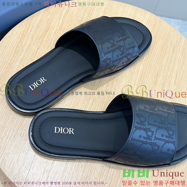   / D945673-2