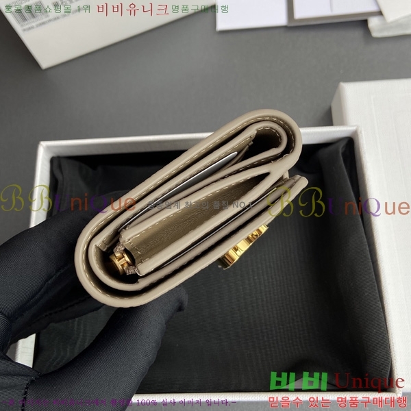 # Ƹ   10M963-101