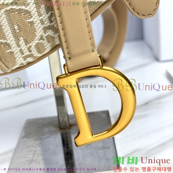 # ̴  M0456-1001